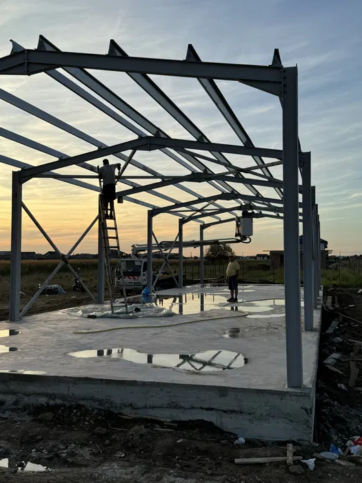 Vand Hala Metalica 10X25X4 cu panouri sandwich completa URGENT Resita